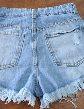 SHORT CELESTE CON ROTURAS